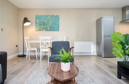 Ormeau Apartment | Pass the Keys | Stunning 2BR Apt in Fab Location with Top Amenities