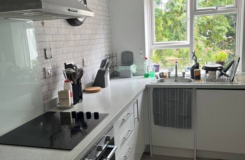 Anerley Condo | Peaceful 2-bed with balcony & free parking