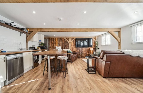 New Forest District House | Peaceful barn stay near Lymington with private garden