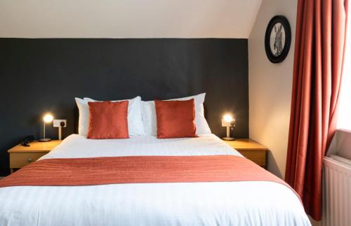 Crudwell Bed & Breakfast | Pettifers Freehouse Hotel