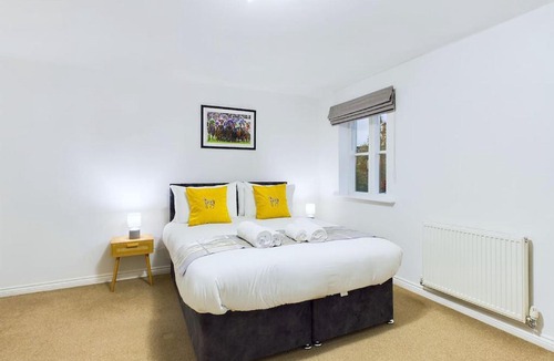 Cheltenham House | Pinewood Walk by Signature Stays - Parking - Townhouse