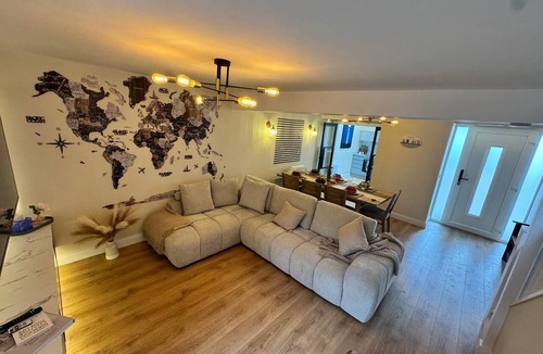 Donaghadee House | Posh 3-BDR Home, Beach House - Sleep6 - WiFi - Hot Tub - Free On-Street Parking