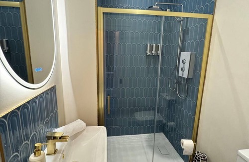 Donaghadee House | Posh 3-BDR Home, Beach House - Sleep6 - WiFi - Hot Tub - Free On-Street Parking