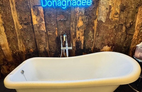 Donaghadee House | Posh 3-BDR Home, Beach House - Sleep6 - WiFi - Hot Tub - Free On-Street Parking