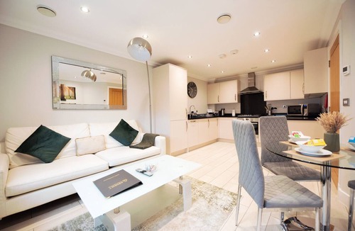 Reading Apartment | Premier Central Apartment w Balcony & Paid Parking