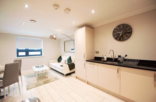 Reading Apartment | Premier Central Apartment w Balcony & Paid Parking