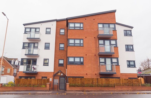 Reading Apartment | Premier Central Apartment w Balcony & Paid Parking