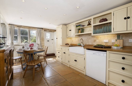 Rodborough Cottage | Primrose Cottage - a cottage that sleeps 6 guests in 3 bedrooms