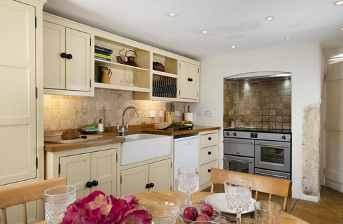 Rodborough Cottage | Primrose Cottage - a cottage that sleeps 6 guests in 3 bedrooms