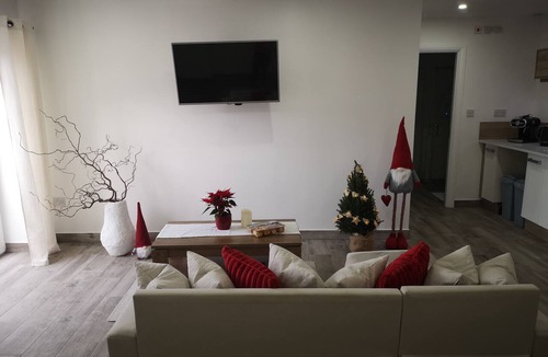 Trim Apartment | Private Sauna, Hot Tub & Cold Plunge near Trim Castle. Wi-Fi & Parking.