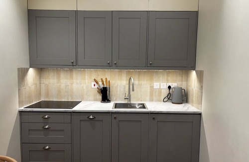 Royston House | Quadruple 1-bedroom - Studio Guest House, Sleeps 4