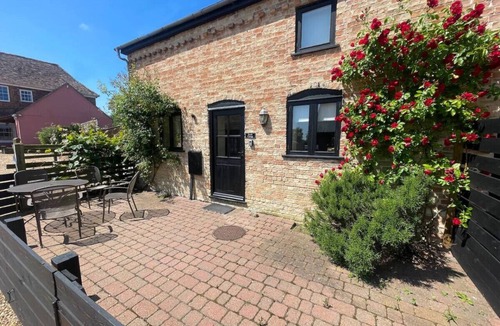 Cambridge Cottage | Quaint Farm Cottage in charming peaceful village