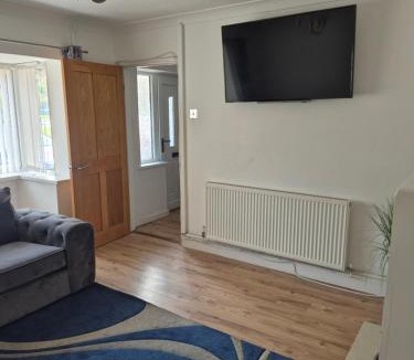 Caerau House | Quiet and professional friendly