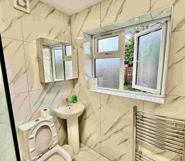 Headington House | Recently fully refurbished -January 2026- private en-suite room with brand-new bathroom and private entrance