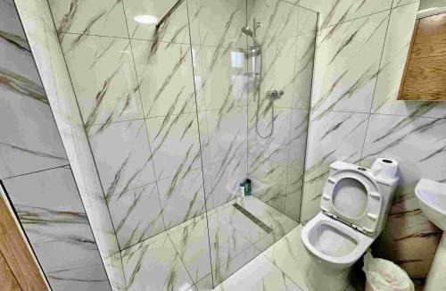 Headington House | Recently fully refurbished -January 2026- private en-suite room with brand-new bathroom and private entrance