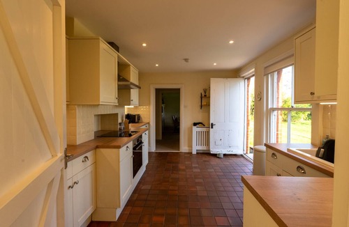 New Forest District House | Red House - Private Bathroom