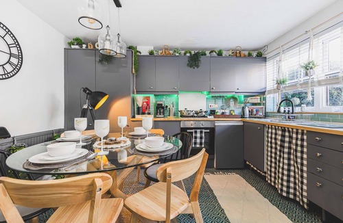 Whitechapel Apartment | Relax 2BDR with Sauna, Hot Tub and Cinema