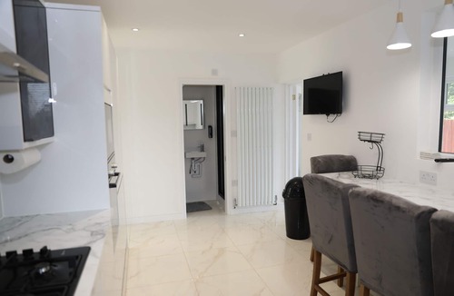 Cray Valley West House | Remodelled Stylish 3 bed-3 bath in Orpington with garden. 10 mins to Bromley