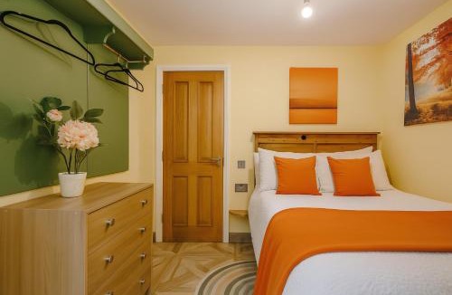 London Borough of Bromley Apartment | Restful Break 2 BR Woods Cottage 2 Acre Garden gated free Parking