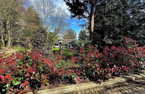 London Borough of Bromley House | Restful Break Apartment close to Hiking Park & Chislehurst Caves - Badger
