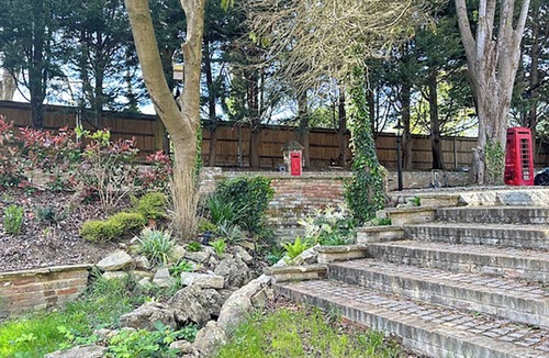 London Borough of Bromley House | Restful Break Apartment close to Hiking Park & Chislehurst Caves - Badger
