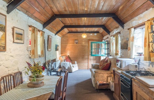 New Moat Cottage | Rhyd y Brown Cottage, Llys Y Fran