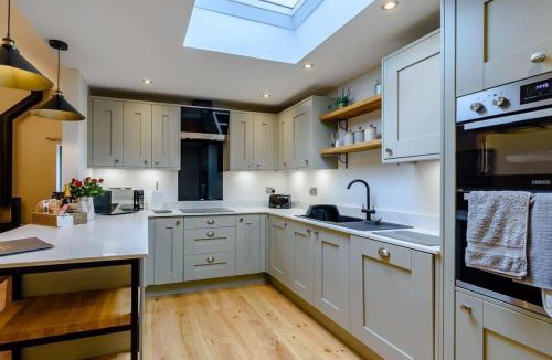 Thornton Dale House | Rinstone Lodge, Thornton-Le-Dale. Moors cottage with hot tub