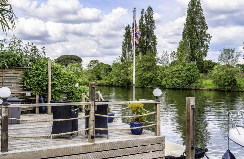 Richmond-upon-Thames House | River Haven - River Thames frontage house