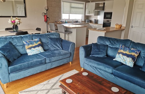 Brundall Cottage | River View - sleeps 4 guests in 2 bedrooms