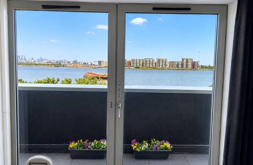 Greenwich Apartment | River Views | 2BR 2BA | Roof Terrace + Parking - Pass the Keys