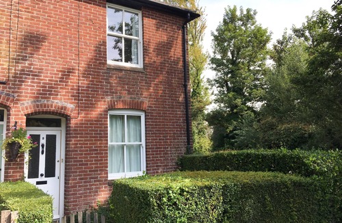 Winchester Cottage | Riverside Cottage - A cosy home near Winchester