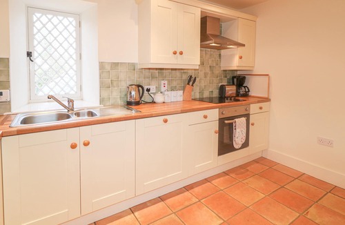 Caledon Cottage | ROBERTSON'S COTTAGE, pet friendly, with open fire in Killylea