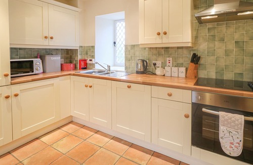 Caledon Cottage | ROBERTSON'S COTTAGE, pet friendly, with open fire in Killylea