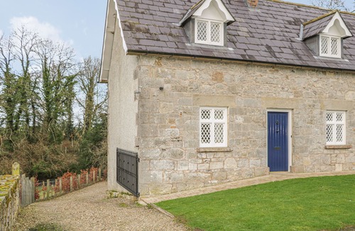 Caledon Cottage | ROBERTSON'S COTTAGE, pet friendly, with open fire in Killylea