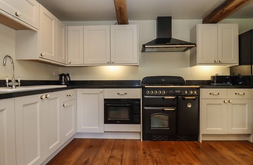 Bourton-on-the-Water House | ROBINS NEST, pet friendly, with a garden in Bourton-On-The-Water
