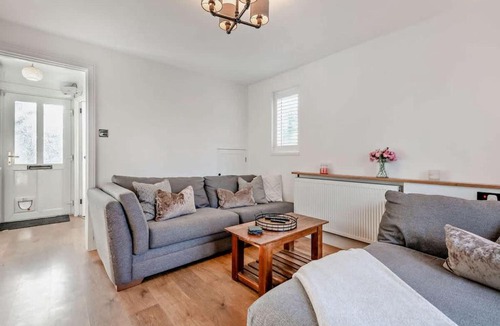 Sopley House | Rockford Cottage 3 Bed Modern New Forest House with Garden