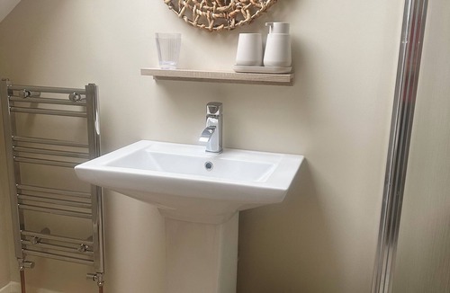 Limavady Apartment | Roe Valley Getaways Modern Studio with en-suite