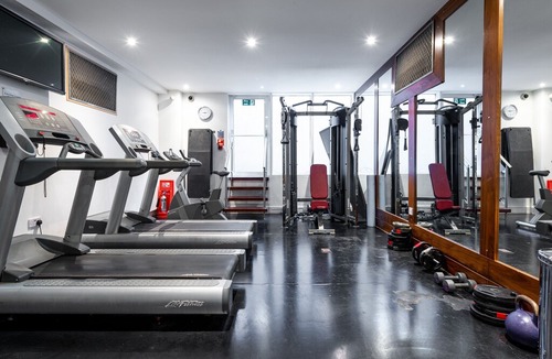 Courtfield Apartment | Roland House Modern Studio Apartment - Gym & Sauna