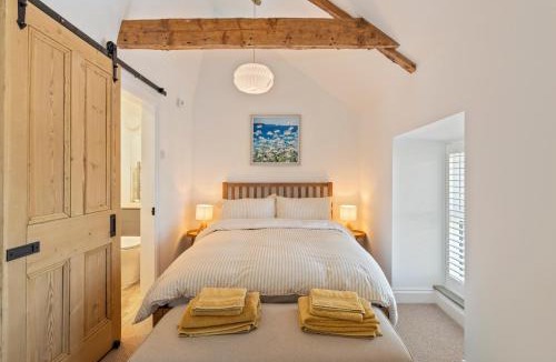 Pendine House | Rose Cottage - Sea Views Hot Tub Log Burner