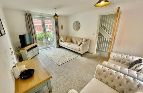 Cheltenham House | Rosebay Gardens, Cheltenham - Delightful, charming and very spacious 4BR Retreat