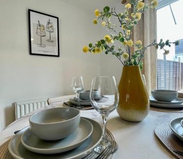 Cheltenham House | Rosebay Gardens, Cheltenham - Delightful, charming and very spacious 4BR Retreat