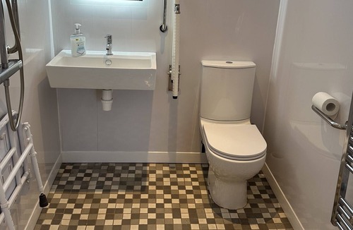 Hillsborough Apartment | Royal Hillsborough Hot Tub Haven