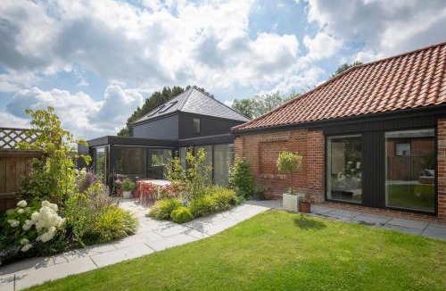 Winchester House | Saxon Lodge, Luxury Retreat in Winchester, HotTub!