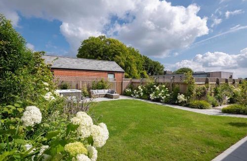 Winchester House | Saxon Lodge, Luxury Retreat in Winchester, HotTub!