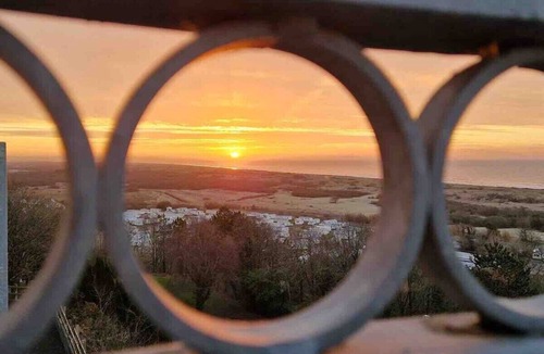 Pendine Apartment | Sea Views, Hot tub, Balcony, 4 star Visit Wales