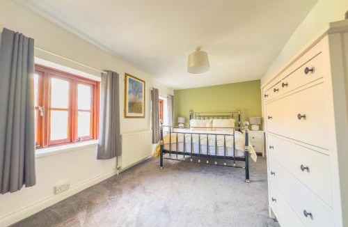 Kewstoke House | Seaside-Dog Friendly-Country Cottage-w log burner