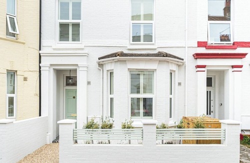 Bournemouth City Centre House | Seaside Elegance: Your Unforgettable Beach Retreat