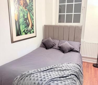 Shadwell House | Shadwell chic stay- twin private room with shared bathroom for 4 people , 3 minutes to station, near central London