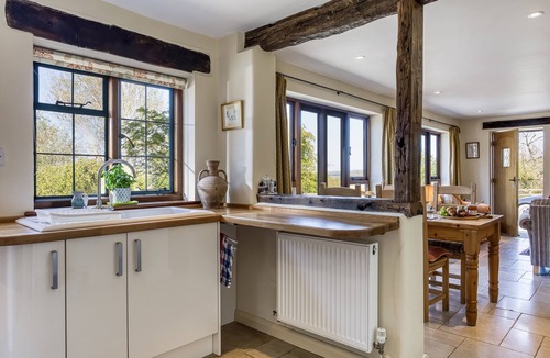 Snowshill Village House | Sheepscombe Byre, Snowshill, Broadway, sleeps 4 guests. This property boasts stunning views.