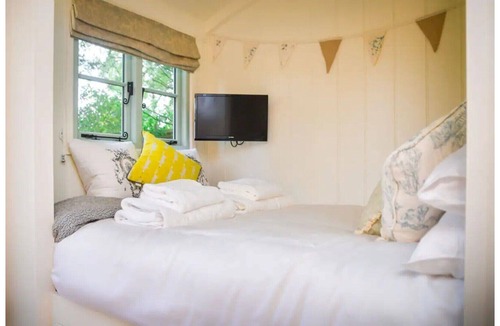 Netheravon Cabin | Shepherd's Hut B&B nr Salisbury, Stonehenge & Bath